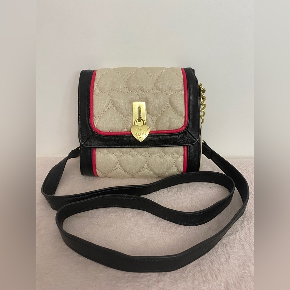 BETSEY JOHNSON CROSS BODY BAG